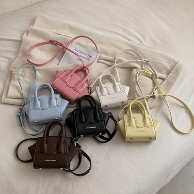 Chica de Moda Llevando Un Bolso. Bolso de Hombro Mini de Verano con Concha para Bebé.