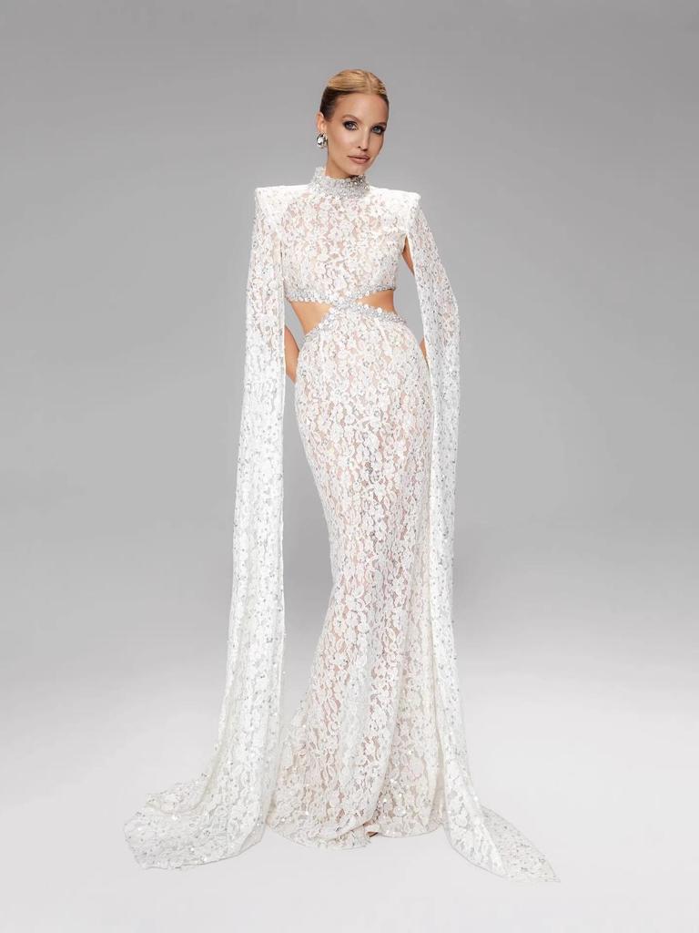 Elegante Vestido Blanco de Encaje con Cuello Alto, Mangas tipo Chal y Cintura Calada