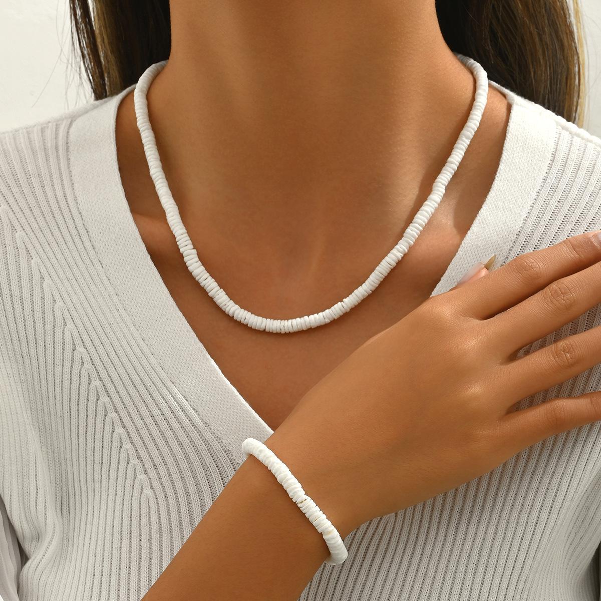 

Simple and fresh women s necklace bracelet set, personalized shell woven design, high-end collarbone chain bracelet.