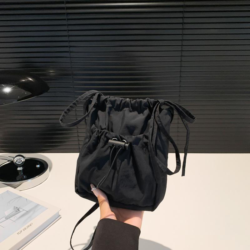 Korean Style Lazy Pleats Drawstring Crossbody Bag Soft Polyester Bucket Shoulder Purse чёрный