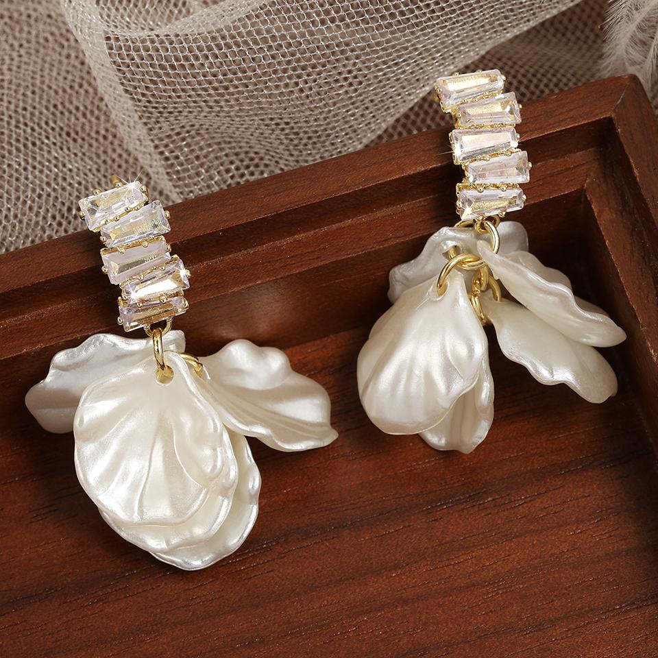 

ZAKOL White Shell Imitation Zircon Series Dangle Earrings for Women Elegant Sparkling Crystal Flower Zircons Wedding Zircon WHITE