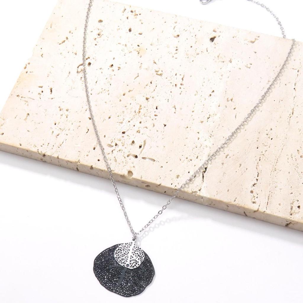 Gun Black Leaf Pendant Necklace – Hollow Design for Women – Cross-border Fashion Statement