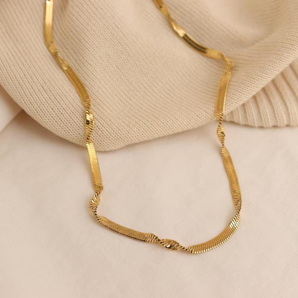 Moda Europeo-Americana Collana a Strati con Catena Piatta a Maglia Serpente a Tre Strati per Donna - Catena Clavicola con Croce in Metallo