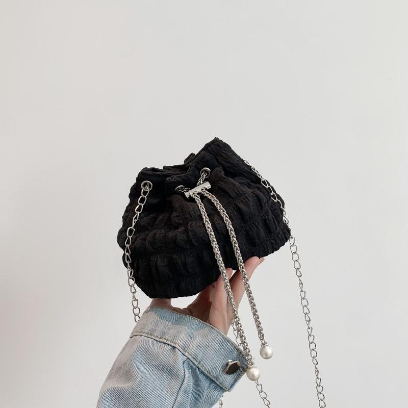 

Трендовая плиссированная маленькая женская сумка-ведро 2023: Осень/Зима На плечо и через плечо чёрный