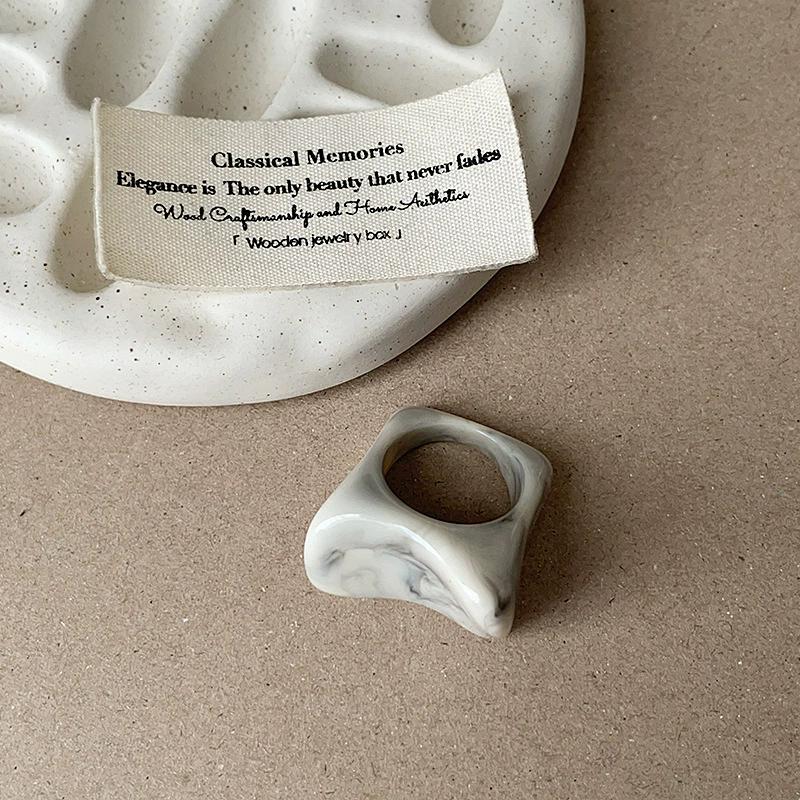 Oregelbundna Breda Stora Klumpiga Ringar för Kvinnor Vintage Akrylharts Höst Vinter Geometriska Stapelbara Finger Smycken