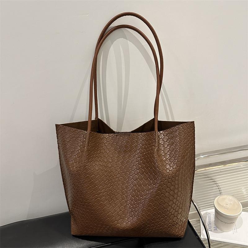 Woven Tote Classic Bags For Women With Comfortable Shoulder Straps For Daily Style