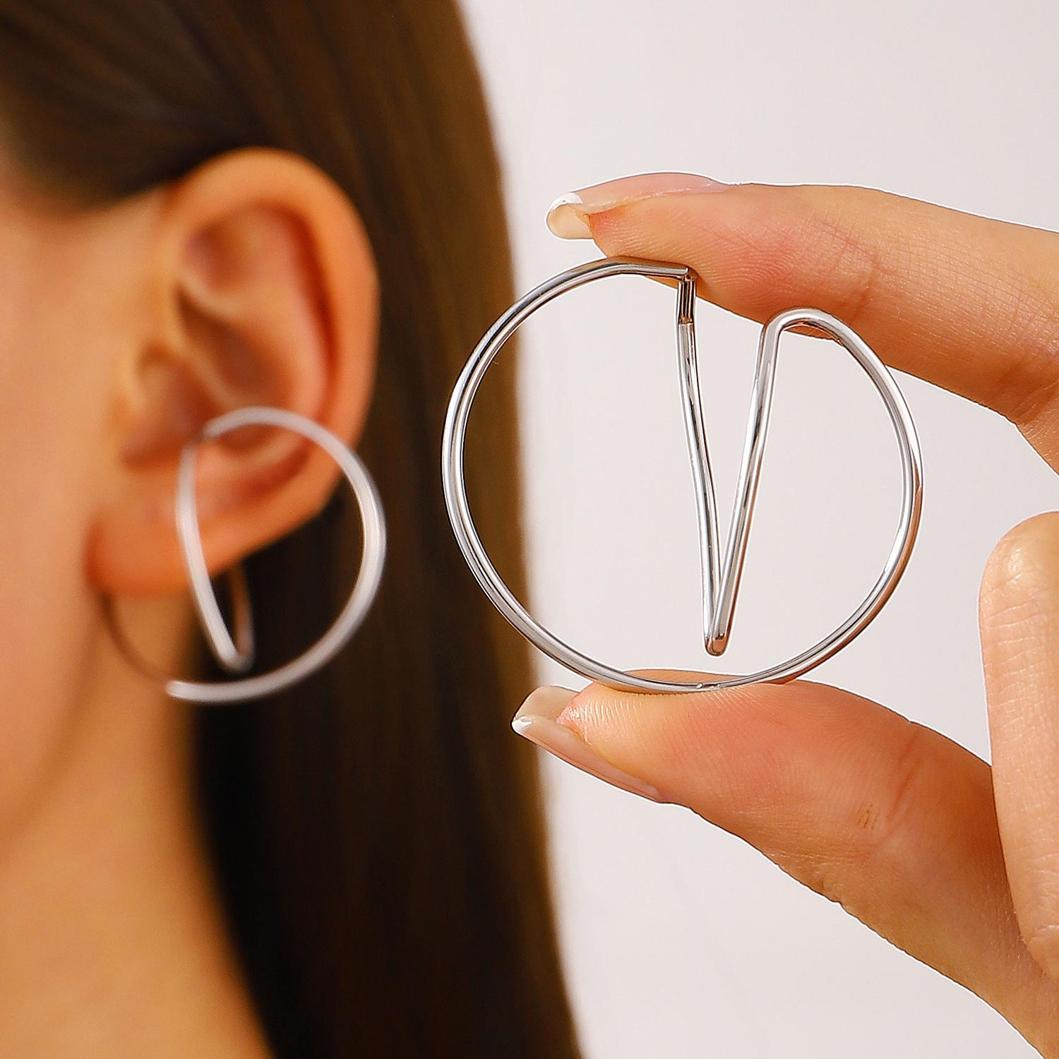 

round ear socket clip exaggerated personality three-dimensional horseshoe ear bone clip no ear piercings atmospheric Hong Kong style earrings