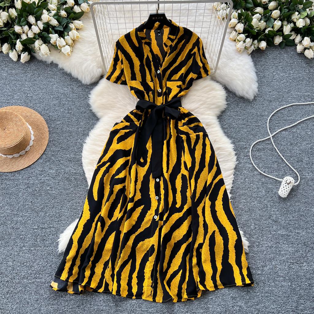 Letní dámské tištěné midi šaty s vintage výstřihem do V, krátkým rukávem a vysokým pasem, áčkové, jednořadé, ležérní šněrovací šaty