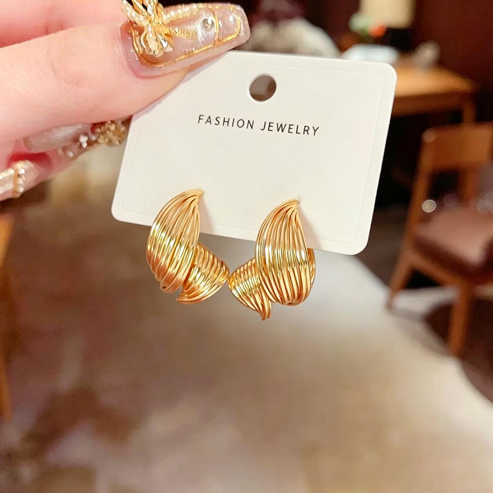 Personalized Retro Twisted Texture Stud Earrings for Women – Versatile, Light Luxury High-End Ear Ornaments.