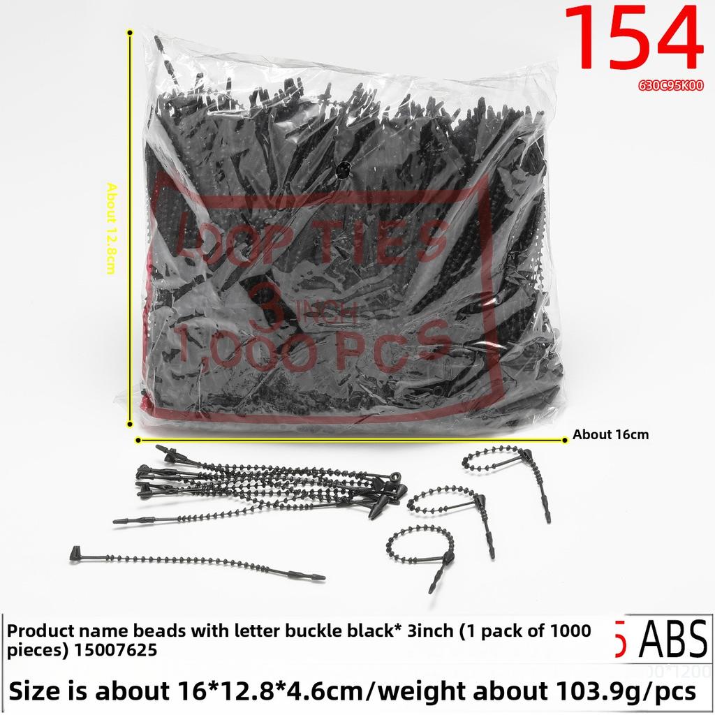Schwarzes handgenähtes Fadenetikett mit einem Perlengarn, einer Gumminadel und Fadenetikett