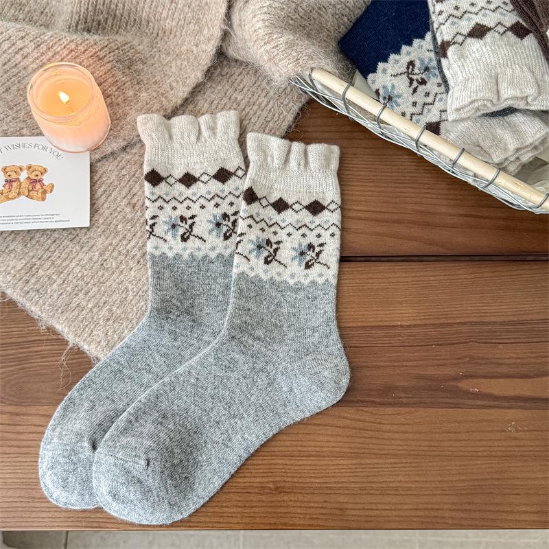 Autumn and Winter Warm Fleece Mid-calf Socks, Retro Small Floral Women's Pile Socks, College Versatile Socks