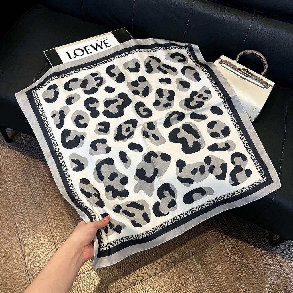 New old money wind chain neck scarf women's commuting versatile soft silk scarf neck protection shawl outer scarf