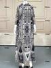 Blaue & Weiße Porzellan-Print Abaya Robe mit Akkordeonfalten - Damenbekleidung aus dem Nahen Osten Dubai