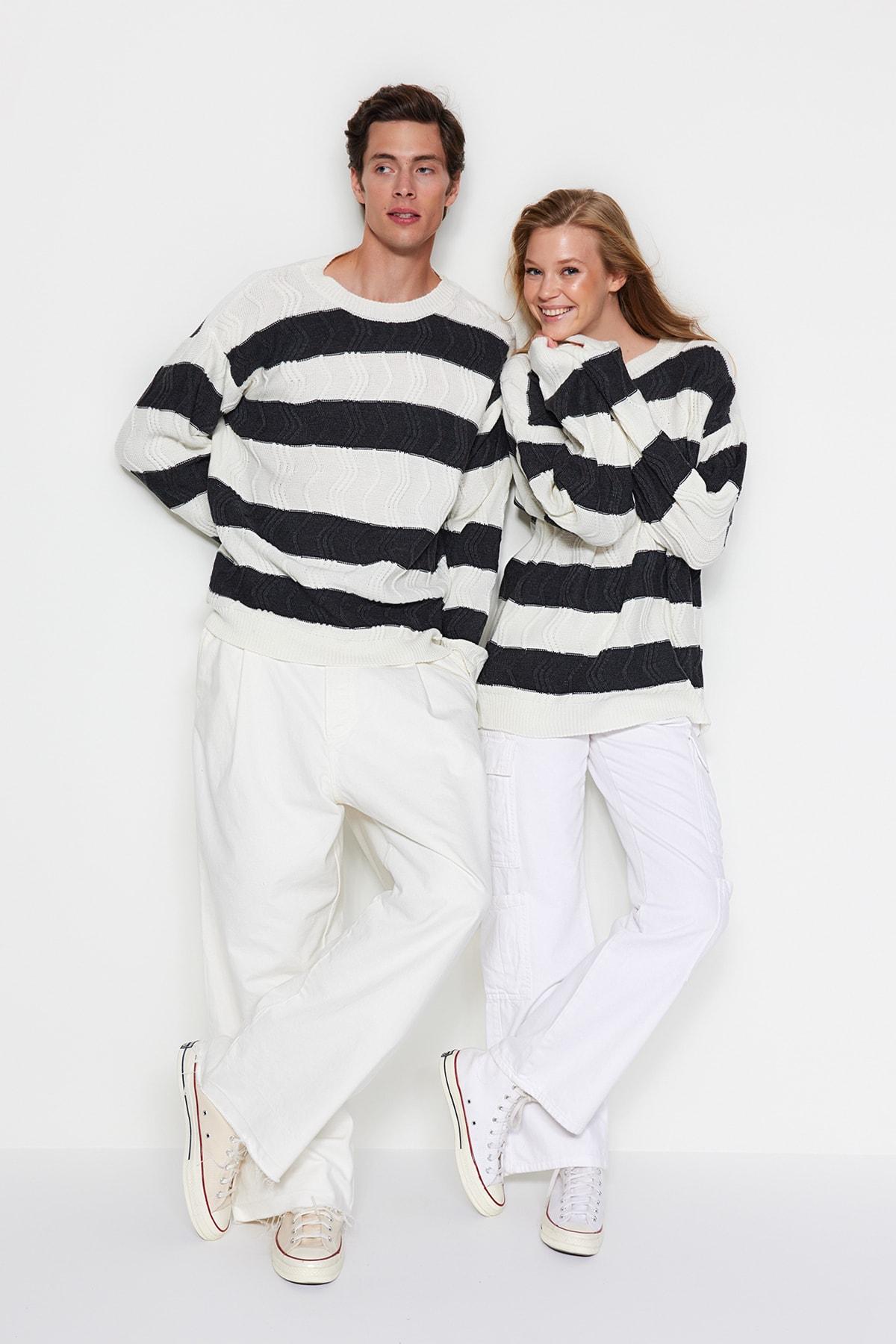 

Унисекс Oversize Fit Широкий крой Свитер в полоску с круглым вырезом TMNAW24KZ00046..