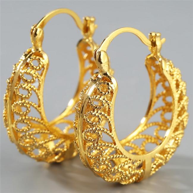 Vintage Simple Geometric Earring Small Circle Hollow Hoop Earrings for Women Golden Color Shiny Fashion Jewelry Wedding Party