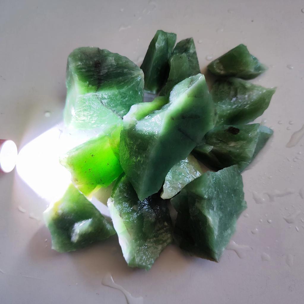 Natürlicher Jadestein, Dulong-Jade, grüner Jadeit, Rohstein, Mineralien, Schmuckherstellung, Kristallstein, Heimdekorationsstein