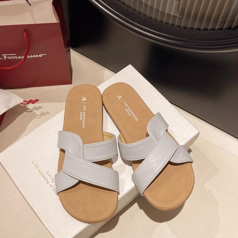 Pantoufles d'été pour femmes nouvelles sandales de plage plates à semelle souple haut de gamme mode sandales à une bride