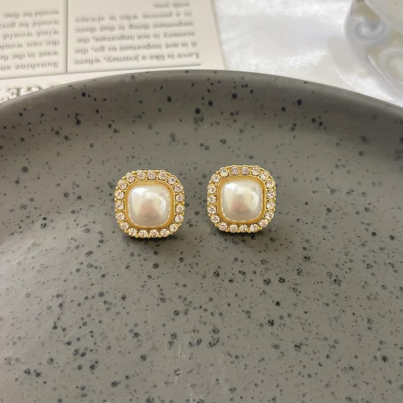Amber Coffee French Retro Luxury Earrings - Women's Elegant Studs with Niche Design