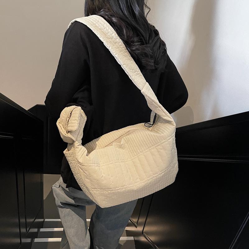 Shoulder bag women's 2025 summer new niche design wide shoulder strap cloud bag lazy wind messenger tote bag