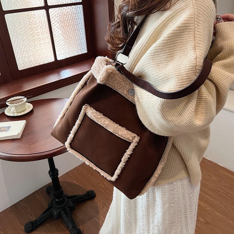 

Autumn and winter fluff bucket bag versatile cute plush surface splicing lamb wool lazy wind shoulder bag 27*8*30 чёрный