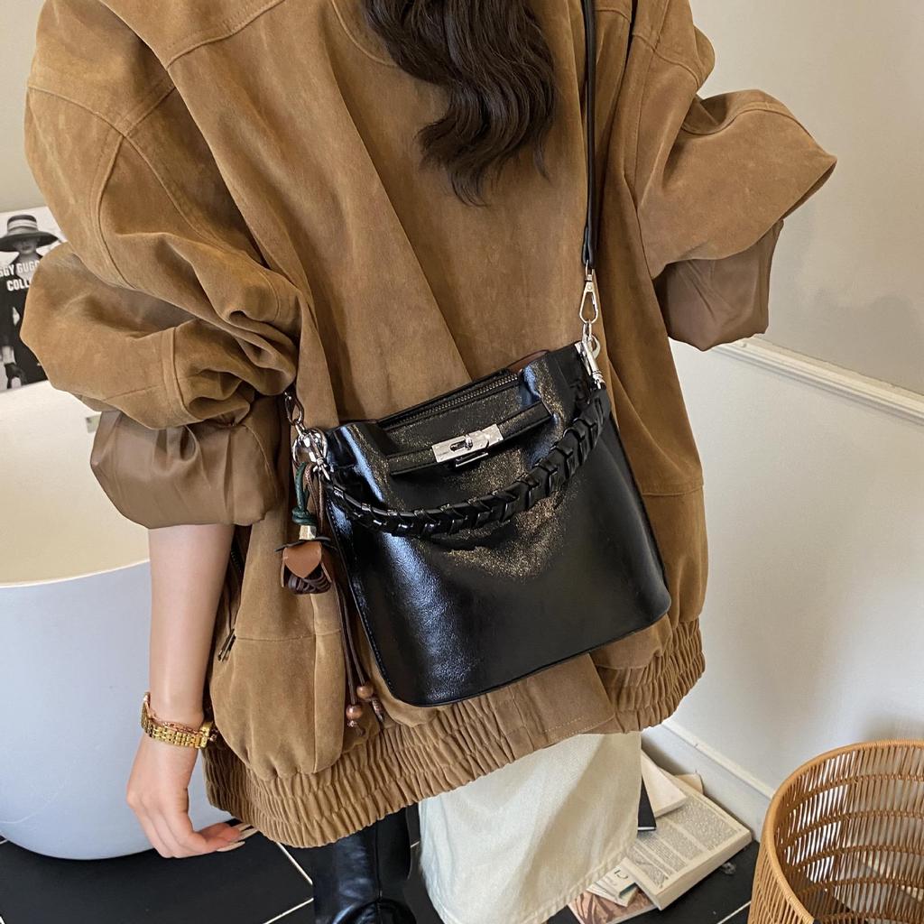 Damska retro tkana torebka crossbody typu bucket - styl europejski i amerykański, torebka casualowa high-end na jedno ramię pod pachę