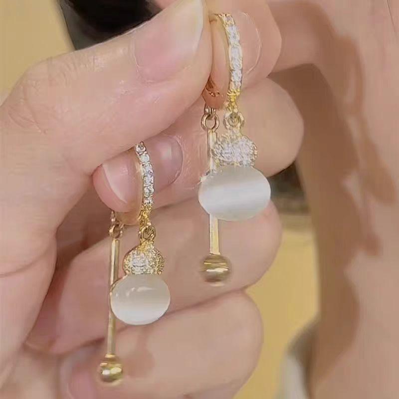 

Design sense exquisite opal gourd earrings, temperament versatile ear buckle light luxury fringed Internet celebrity earrings