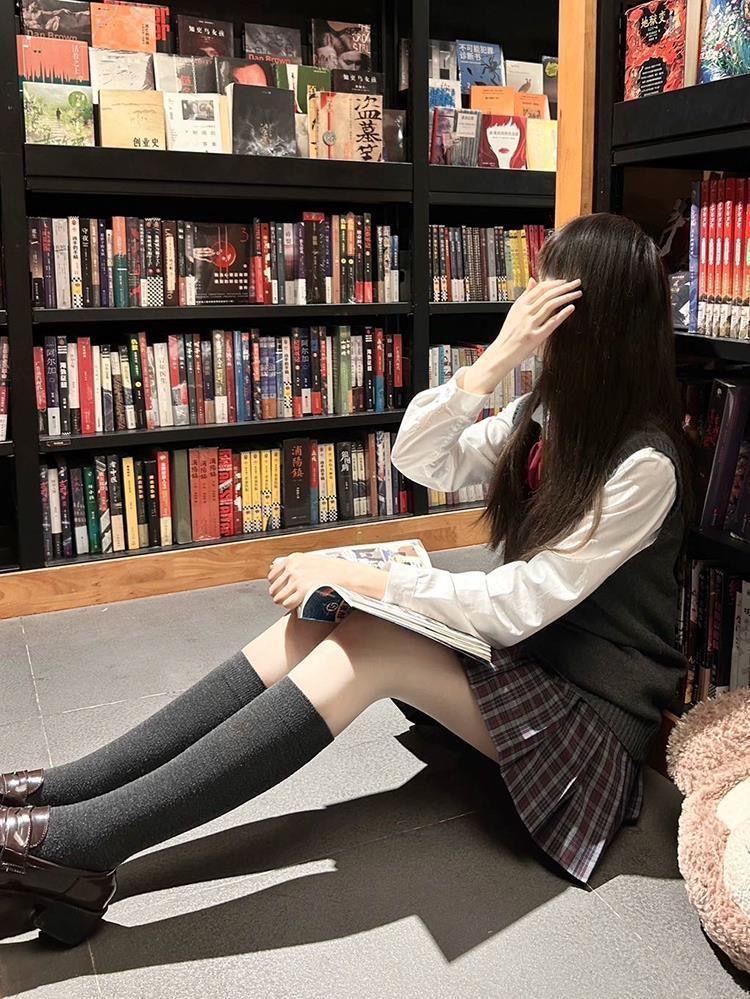 Mizuhara Middle School JK Vest: Authentic Japanese-Style Knitted Cardigan for Women - Perfect for Autumn and Winter.