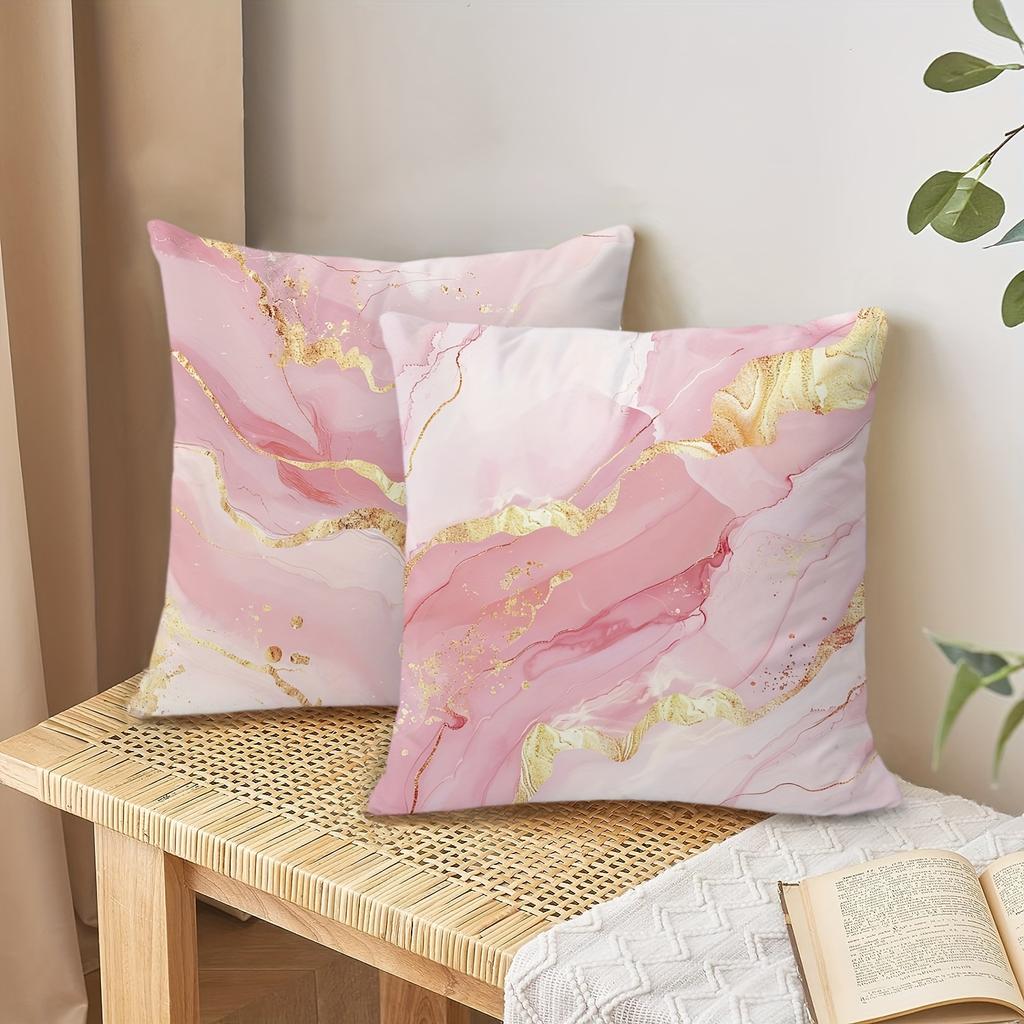 Set aus 4 dekorativen Kissenbezügen mit einem Roségold-Marmor-Design, hergestellt aus weichem Polyester mit einem abstrakten geometrischen Muster. Ideal für die Verbesserung