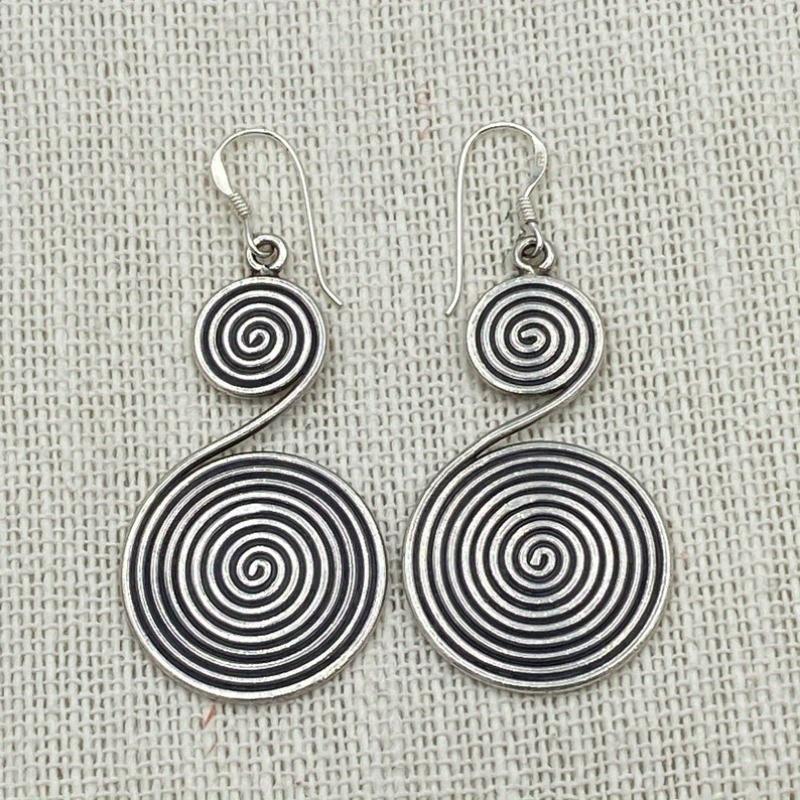 

Вінтажні Етнічні Металеві Сережки-Підвіски Сріблястого Кольору з Геометричним Спіральним Різьбленням для Жінок Прикраси срібний