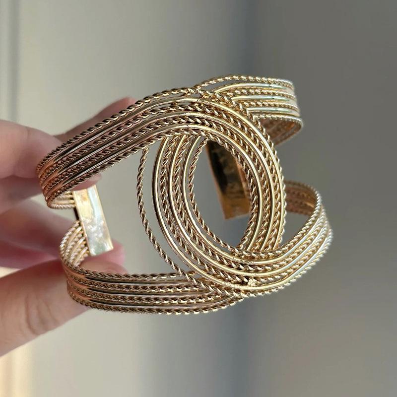 European-American Geometric Metallic Open Bangle: Simple, Versatile, Niche Design Bracelet