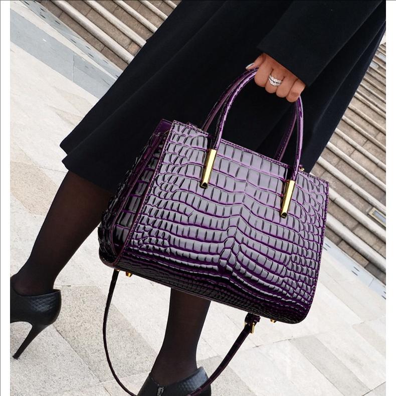 Stylish Black Croco-Embossed Cowhide Tote Bag – Elegant & Functional for Travel
