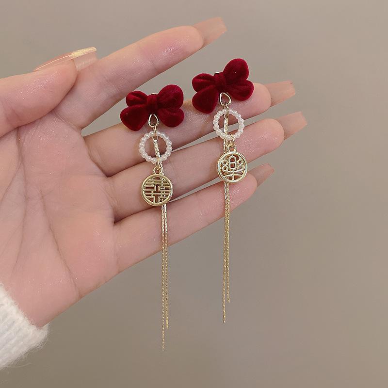 New Chinese festive red velvet bow earrings for women Retro high-end long tassel earrings earrings