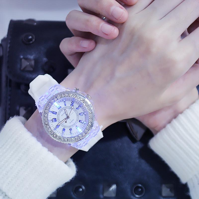 Flash Leuchtende Uhr Persönlichkeit Trends Studenten Liebhaber Gelees Frau Männer Uhren 7 Farbe Licht Armbanduhr