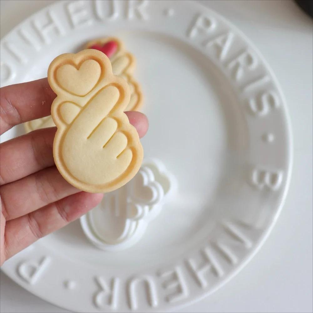 Hand Heart Gesture Shape Cookie Cutters Valentine's Day Love Heart Biscuit Moulds Fondant Cake Stamps Embossers Baking Tools