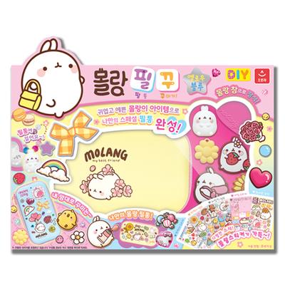 Molang kalemci sarı mavi kore oyuncağını dekore ediyor