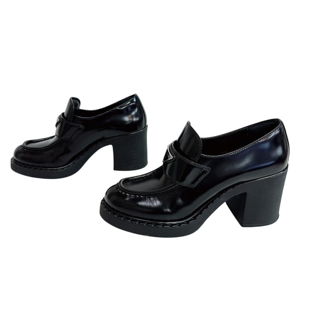 Prada Loafersy na wysokim obcasie Trójkątne Z logo skórzane loafersy czarna skóra Używane