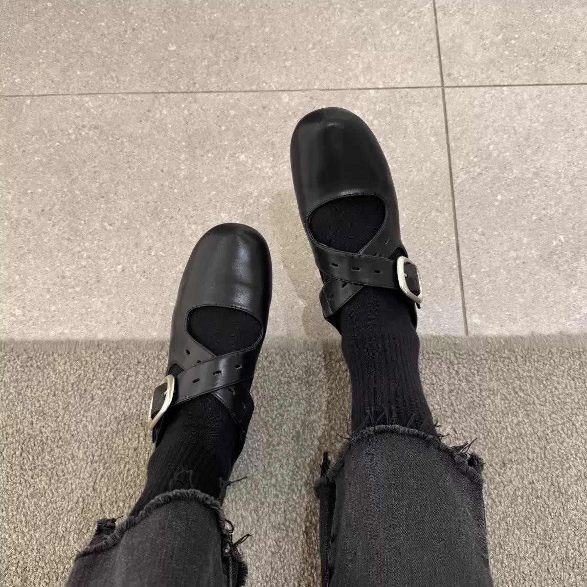 

Sheepskin French silver shoes round head crossed with flat sole single shoes women s shallow mouth one-word buckle with ballet Mary Jane shoes 40