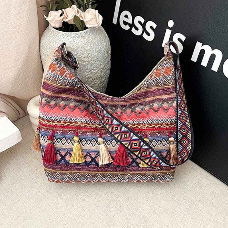 Large-capacity Ethnic Style Fringed Shoulder Bag Women's 2025 New Versatile Messenger Bag Personalized Fashion Underarm Bag