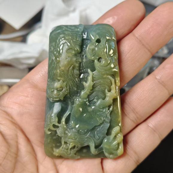 

Нефритовий кулон Юлунгуань: Ручна різьба з натурального нефриту для чоловіків та жінок