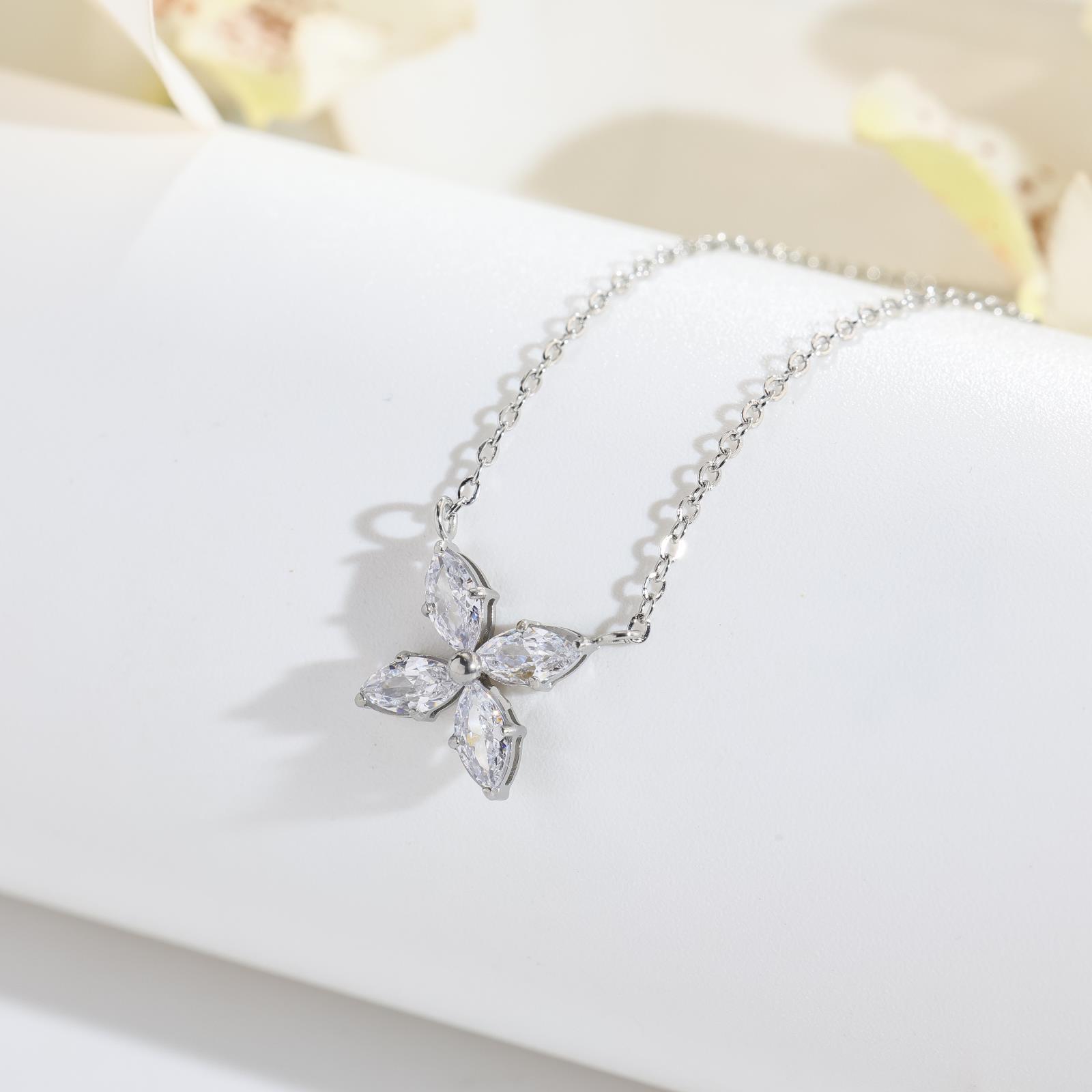 French Super Flash Zircon Flower Necklace, Light Luxury Titanium Steel Necklace Does Not Fade, And It Is Versatile To Stack And Wear.