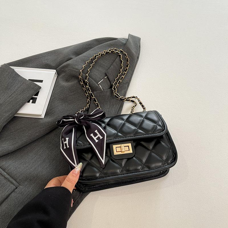 

Сумка-цепочка ромбовидной формы, сумка под мышкой, женская, 2025, осень, новая, популярная, с шелковым платком, на плечо, с контрастной цветной вставкой, сумка-мессенджер, женская чёрный