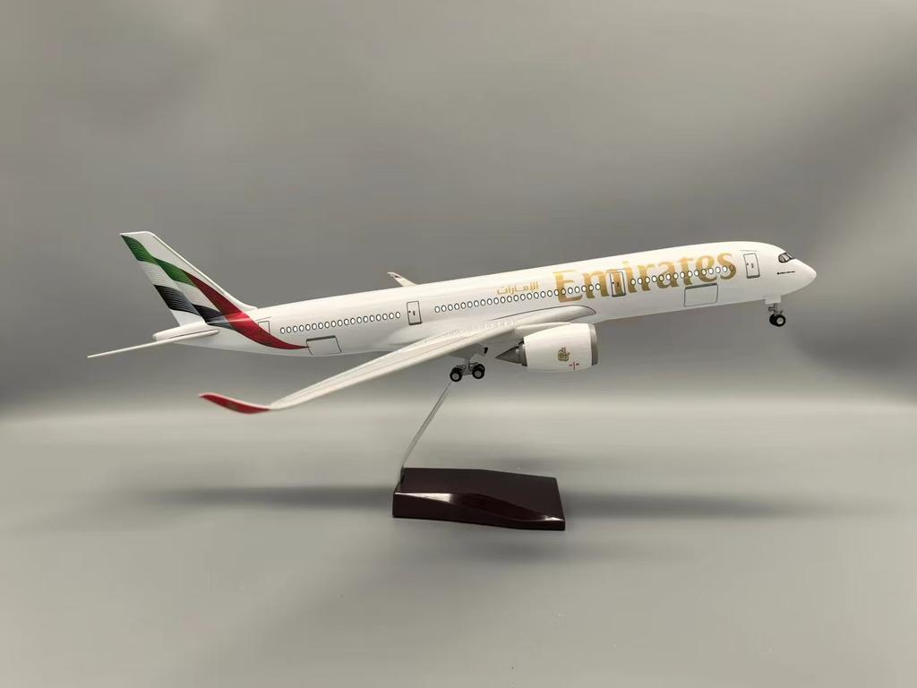 1/142 Scale 43CM Model Airplane Airbus A350 Aircraft UAE/Emirates Airlines Model Light Wheel Diecast Resin Plane Collection Disp