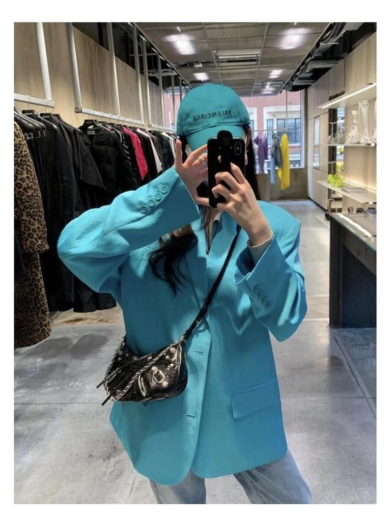 Geantă de umăr din piele de vacă Crescent Fold pentru femei: Geantă de motocicletă trei în unu cu design cu nituri și ciucuri