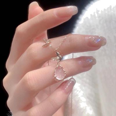Collana Heji con Pietra di Calcedonio a Forma di Farfalla e Goccia d'Acqua - Design Elegante e Versatile