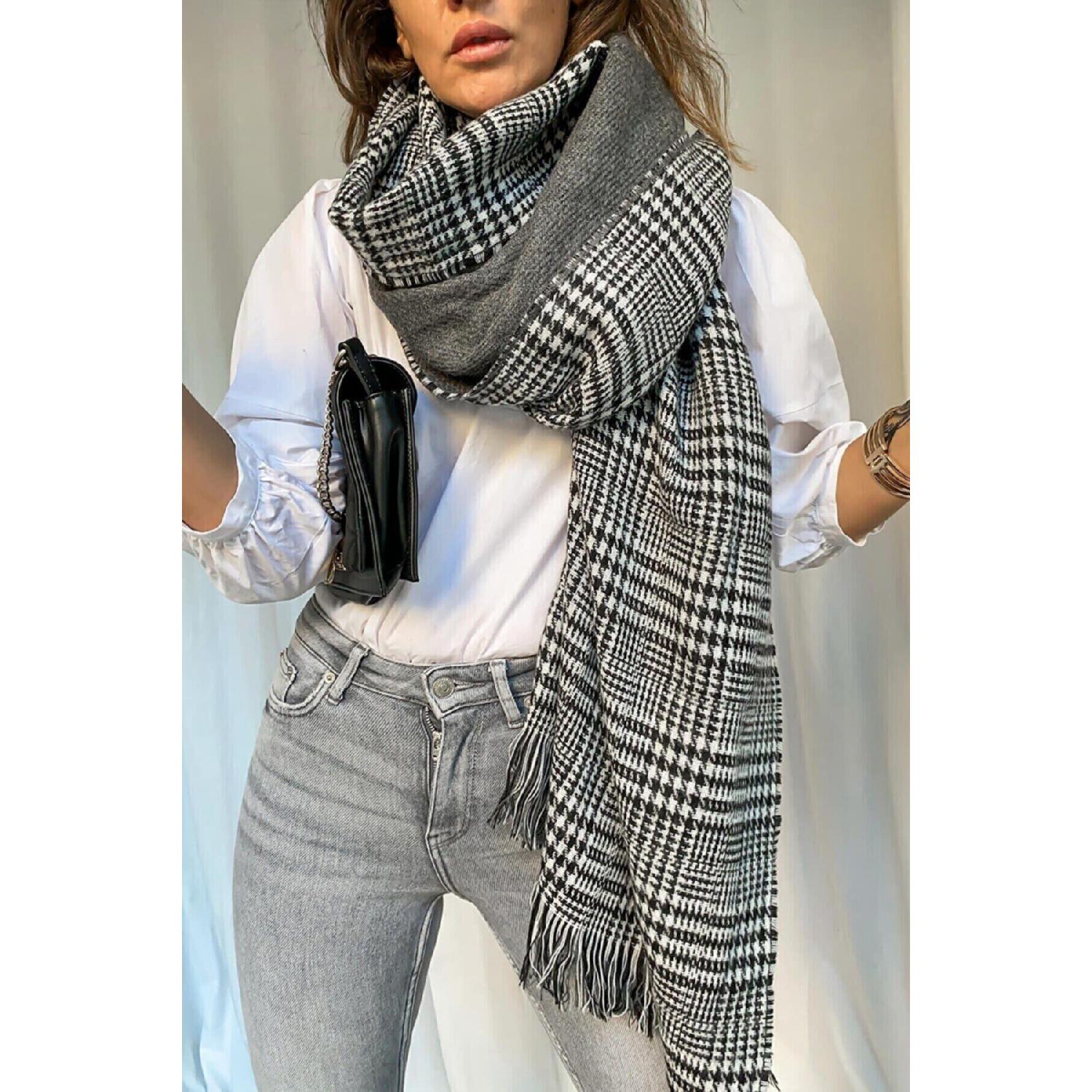 

Двусторонний клетчатый шарф серый