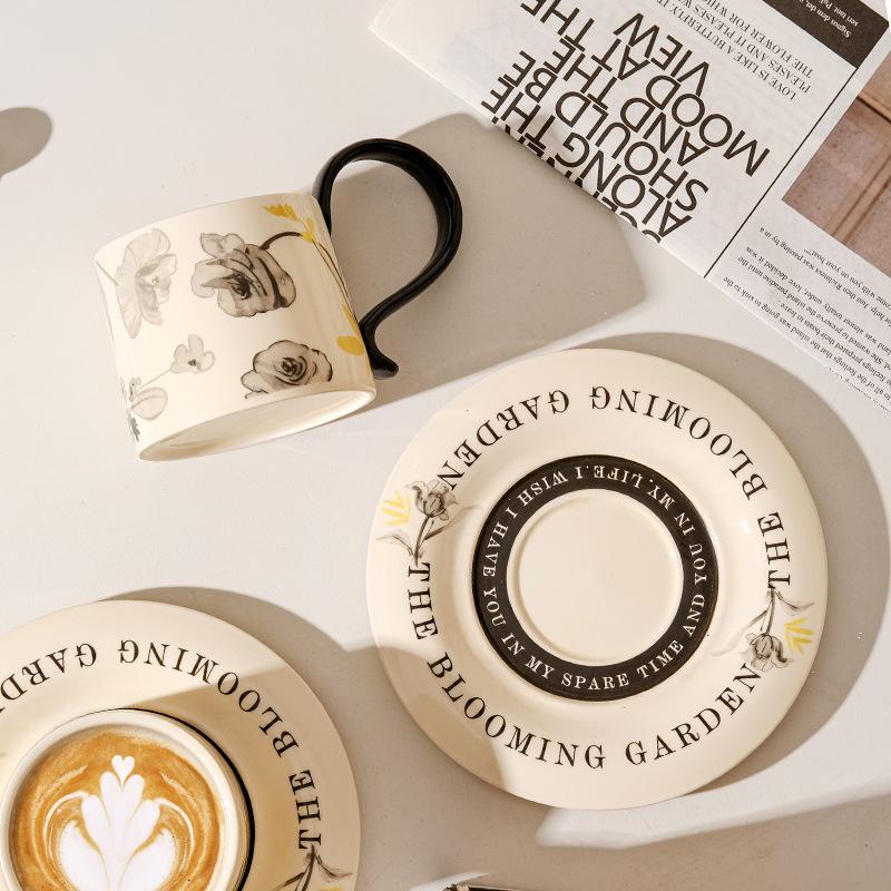 Luksusowy Zestaw Retro Ceramicznej Filiżanki do Kawy i Spodka na Popołudniową Herbatę - Eleganckie Pudełko Prezentowe w Zestawie