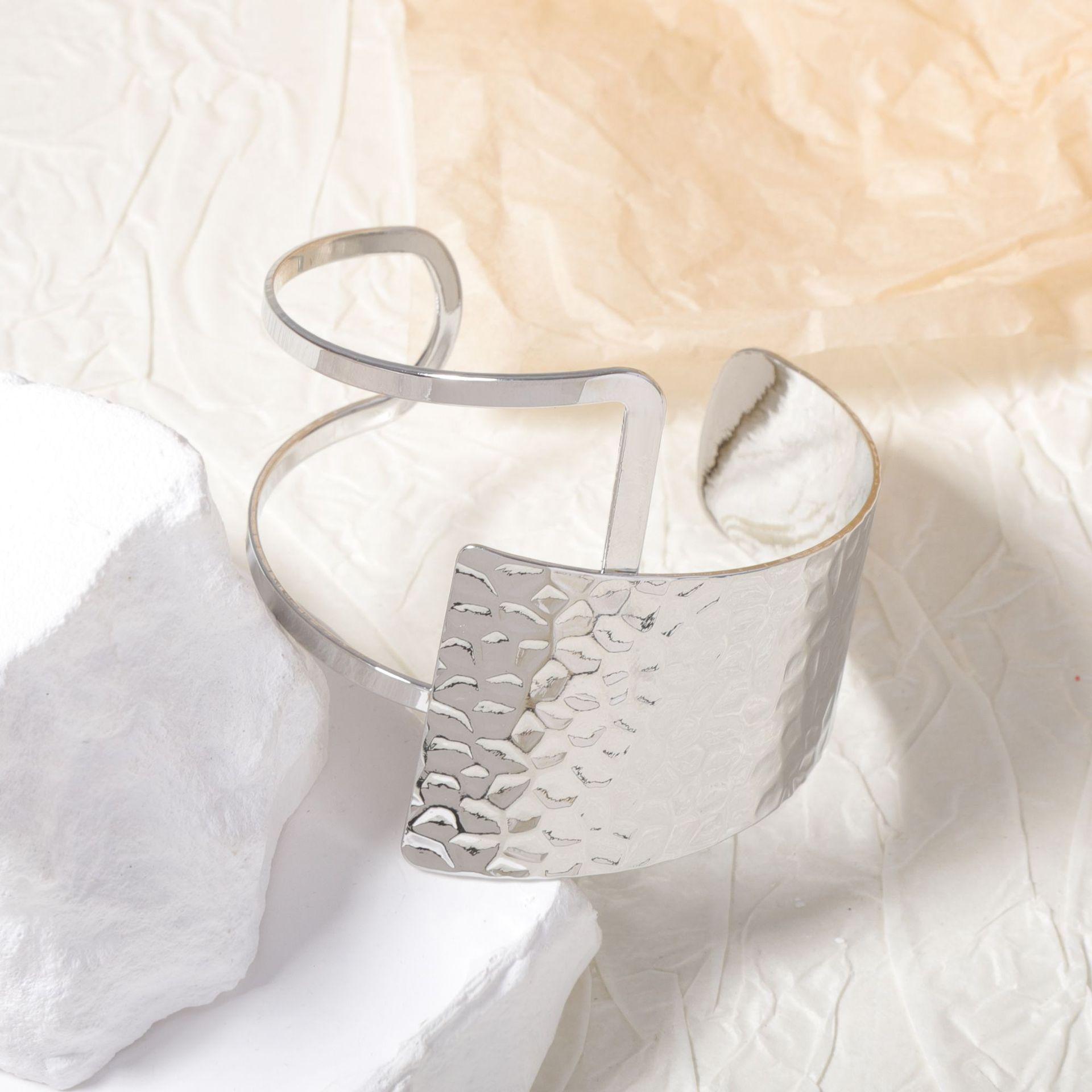 

Необычный и оригинальный дизайн, полупустой геометрический металлический браслет-манжета с широким отверстием для женщин, с узором в виде ряби на воде.