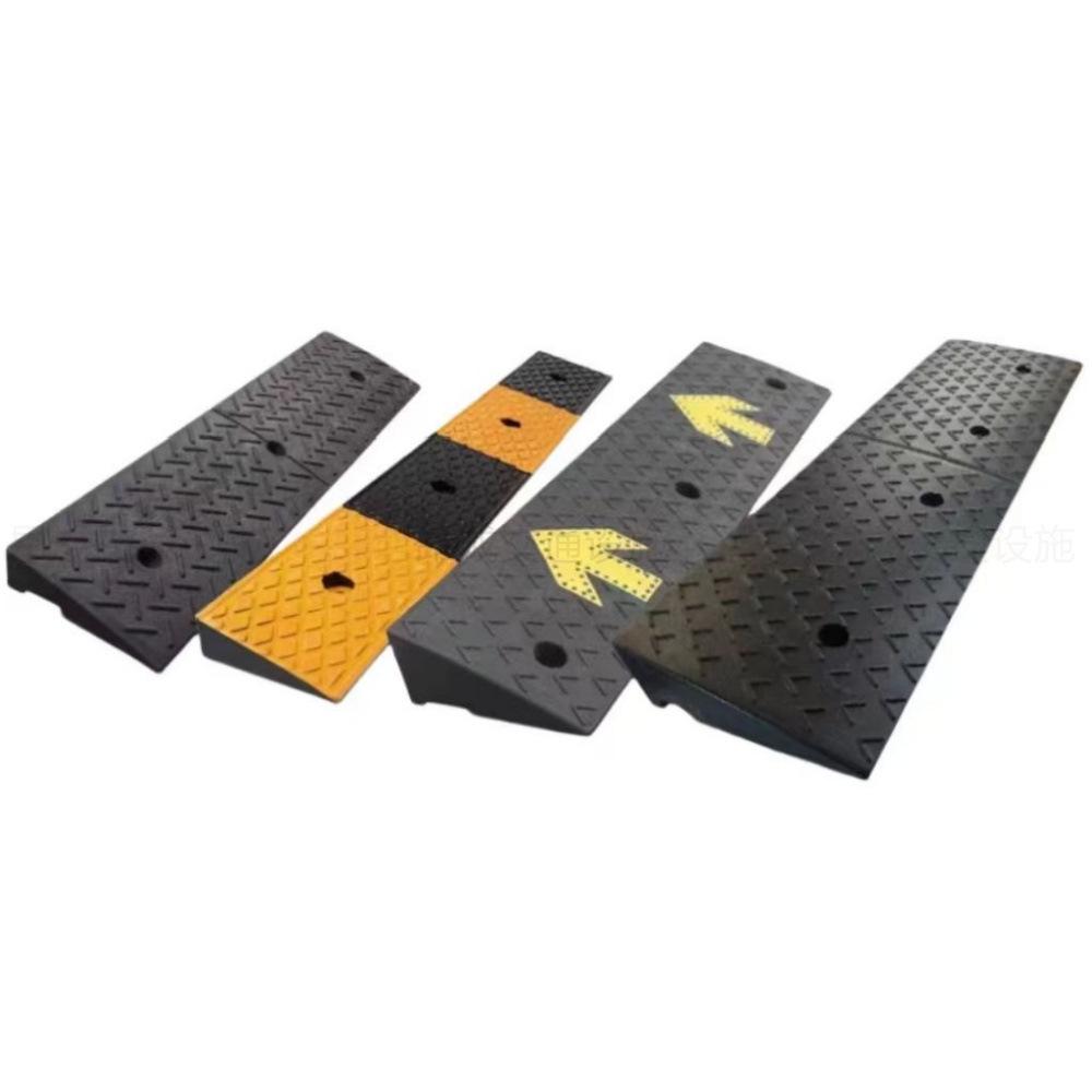 Uphill Assist Rubber Curb Ramp for Cars: Triangular Climbing Pad