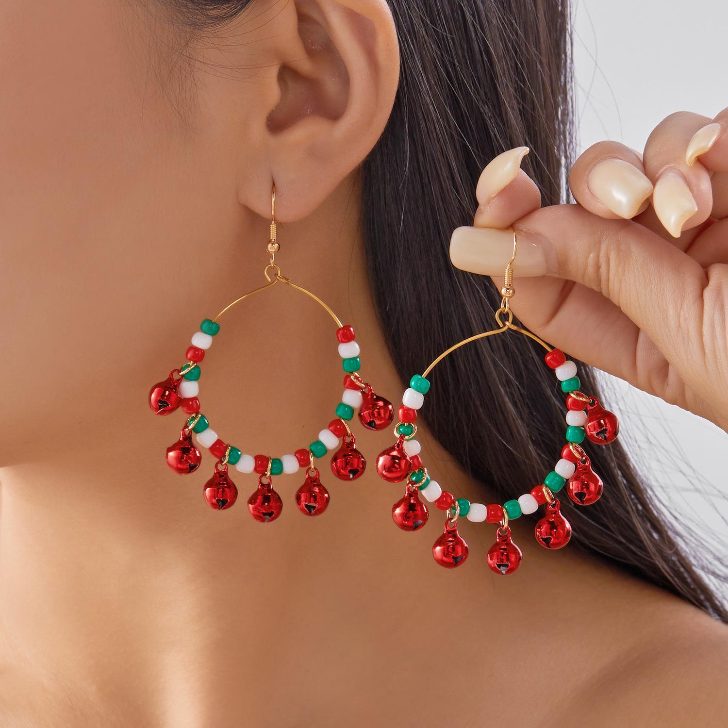 

Красные и зеленые асимметричные серьги-пусеты в виде колокольчиков из бисера-семян