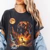 Deutsche Dogge heult den Mond an. Vintage Hund Grafik T-Shirt. Lustiges Geschenk für Tierliebhaber. Übergroßer Streetwear Wilde Nacht. Sterne Unisex 90er Y2K T-Shirt